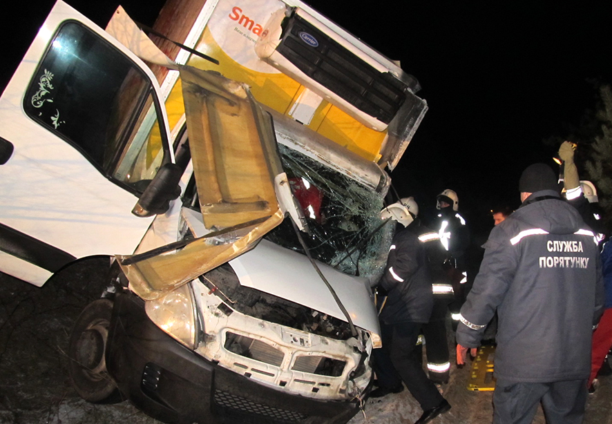Спасатели вытаскивали водителя из покореженного грузовика (фото)