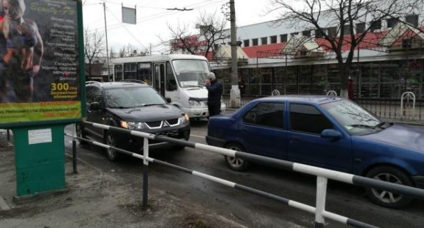 В Кременчуге столкнулись Mitsubishi и Renault (фото)