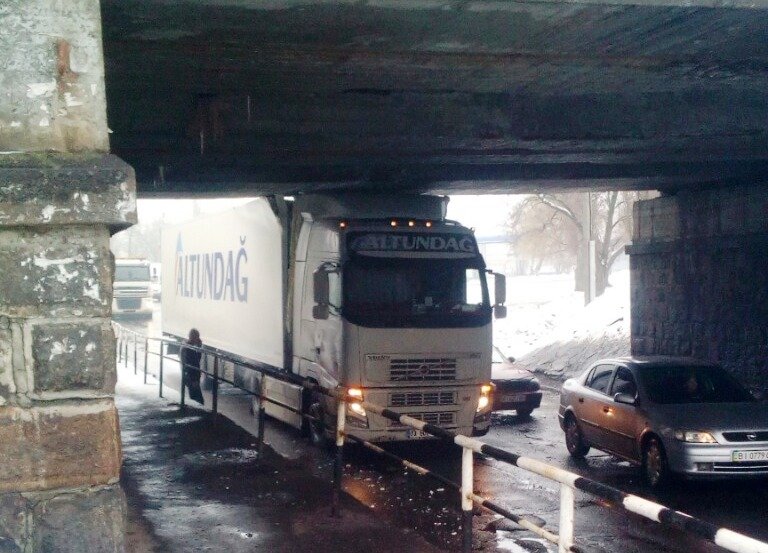 В Кременчуге под мостом застряла фура (фото)