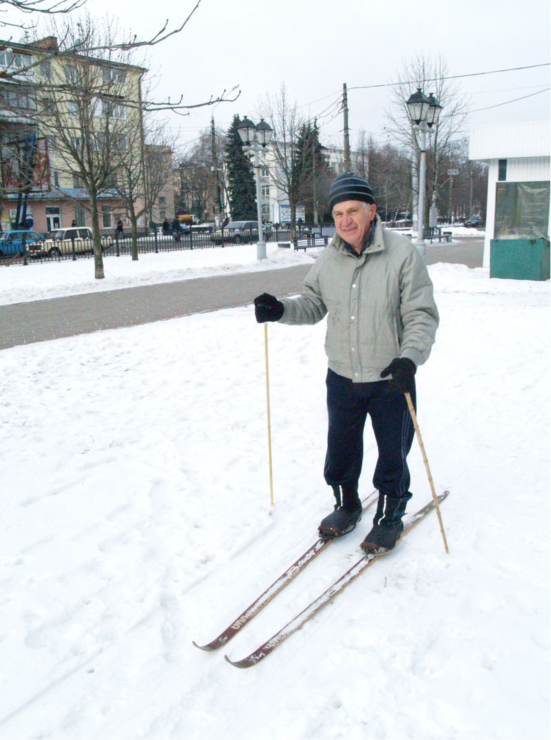 79-летний полтавчанин каждый день проходит километры на лыжах