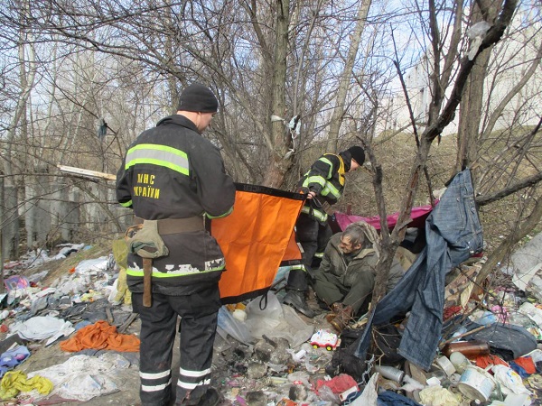 На Полтавщине спасатели вытаскивали бездомного из ямы (фото)
