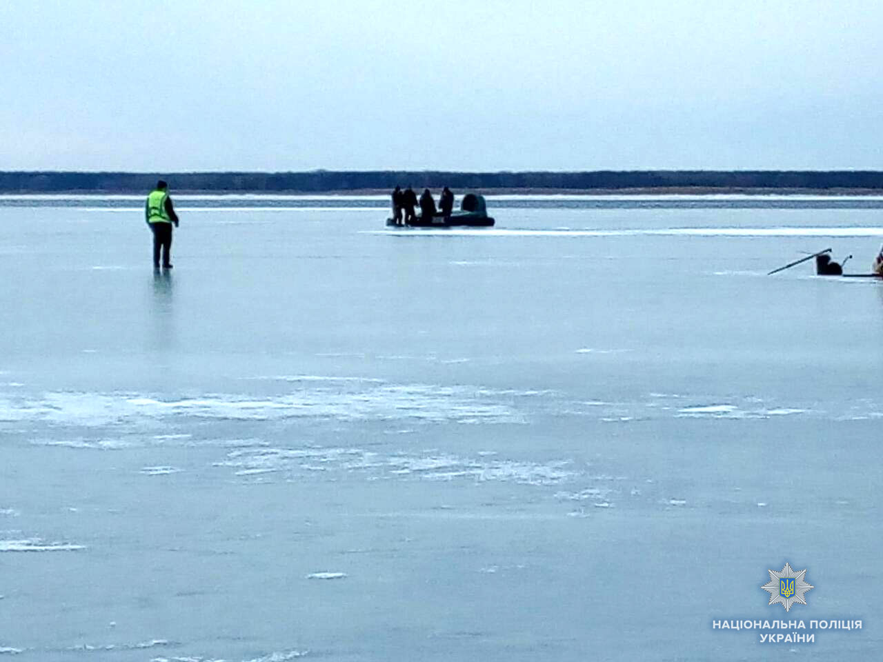 На Полтавщине на водохранилище оторвалась льдина с 50 рыбаками (фото)