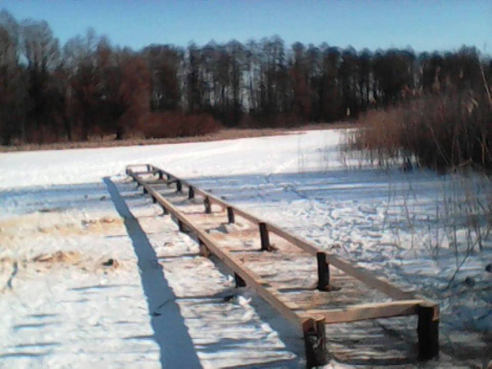 В Пирятинском парке на замерзшем русле реки строят мостик (фото)