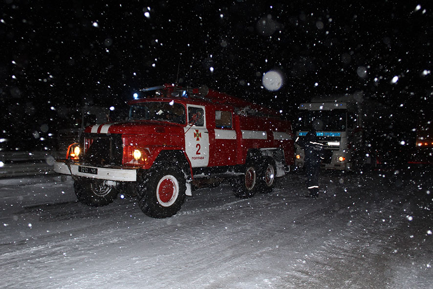Больше 200 человек оказались в снежных ловушках на Полтавщине (фото)
