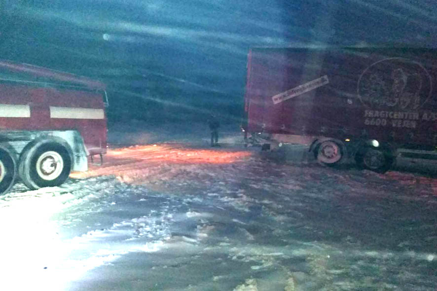 Больше 60 грузовиков застряли в снегу на Полтавщине (фото)