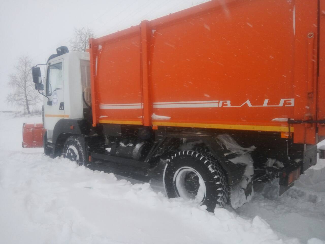 На Полтавщине застряла снегоуборочная машина (фото)