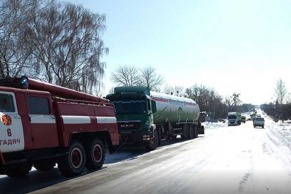 Под Полтавой в сугробах застряла скорая (фото)