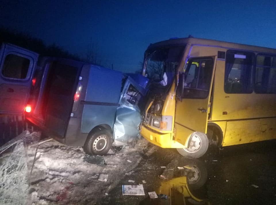 Под Полтавой автобус попал в аварию: есть жертвы (фото)