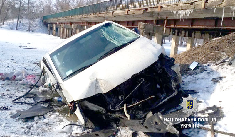 На Полтавщине автомобиль слетел с моста и упал в реку (фото)