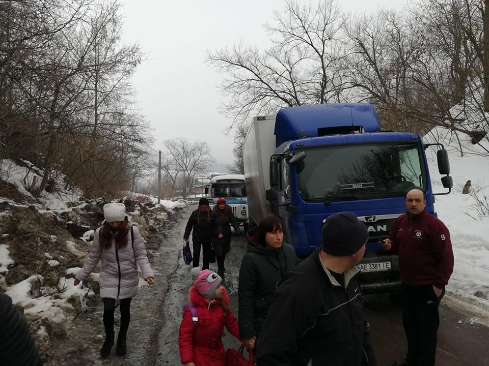 На Полтавщине грузовик "подрезал" автобус с пассажирами (фото)