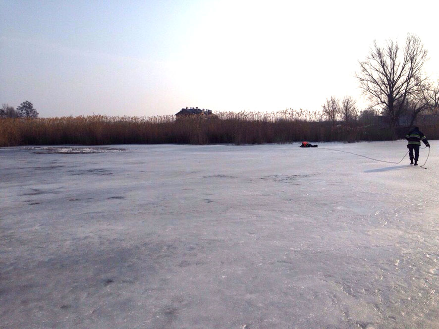 На Полтавщине мужчина провалился под лед (фото)