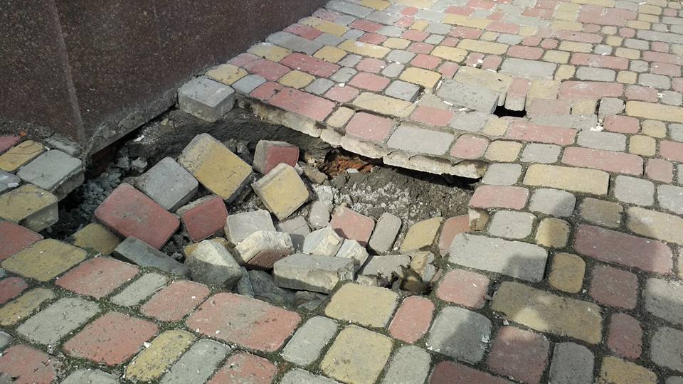 В центре Полтавы провалился тротуар (фото)