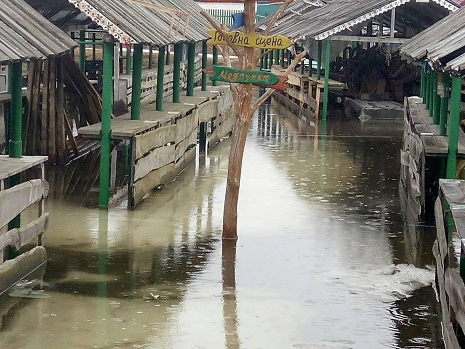 На Полтавщине затопило территорию Сорочинской ярмарки (фото)