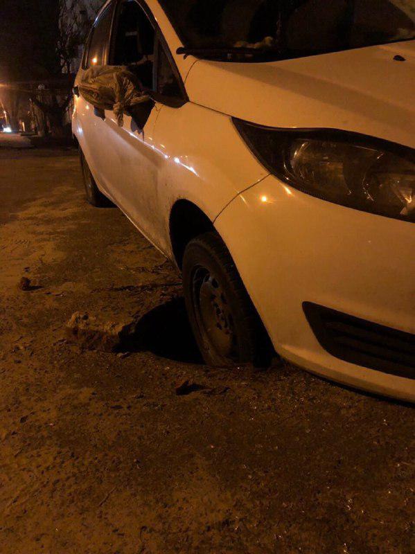 В Полтаве автомобиль провалился в люк (фото)