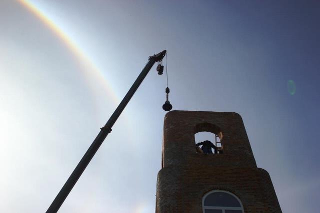 В Полтаве во время поднятия колоколов на храм появилась радуга