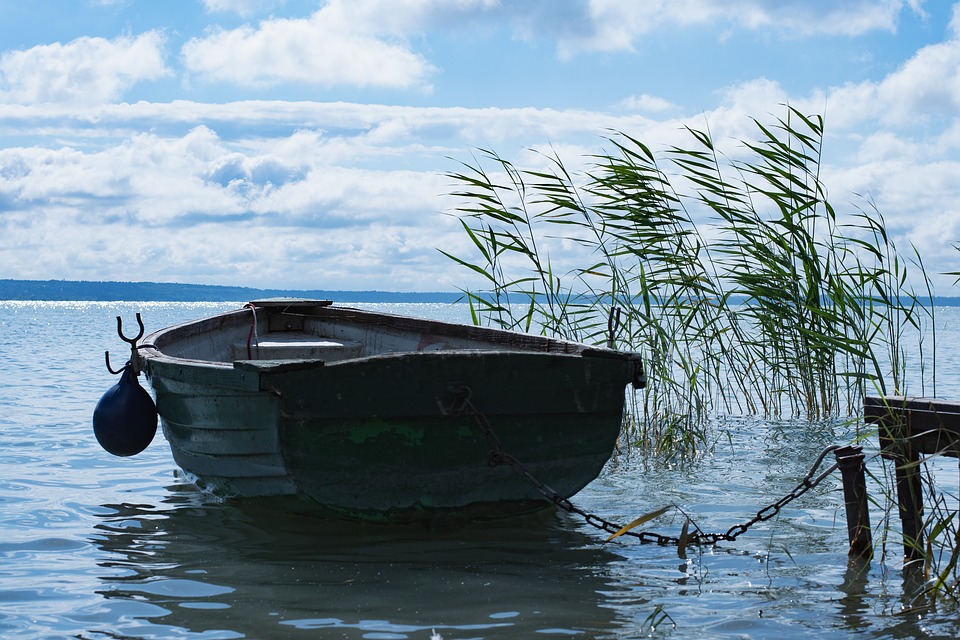 На полтавском водоеме перевернулась лодка: есть погибший