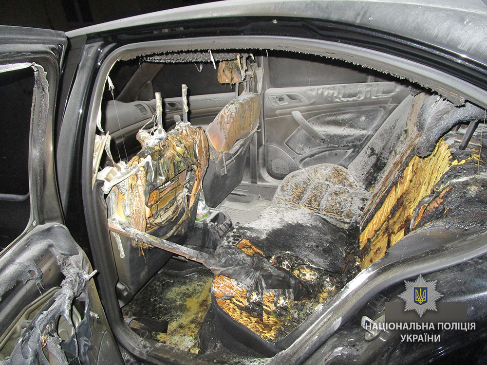 Полиция ищет свидетелей поджога авто полтавского депутата (фото)