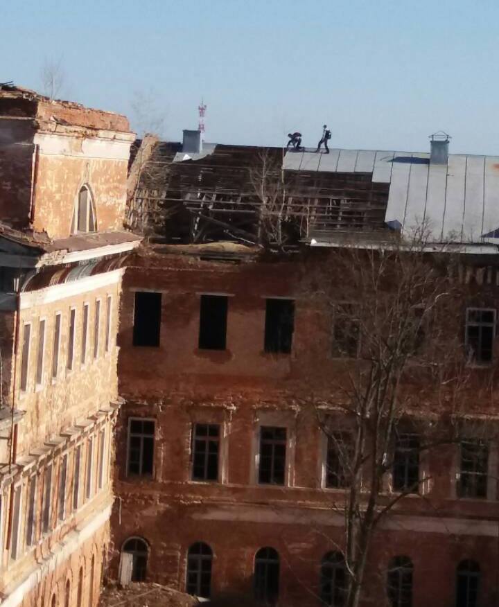 В Полтаве дети ходят по крыше разрушающегося здания (фото)
