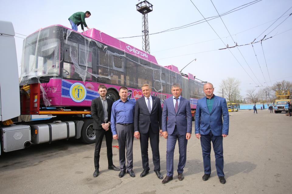 В Кременчуг прибыли новые троллейбусы (фото)