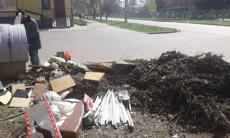В Полтаве у детского сада выбросили опасные отходы (фото)