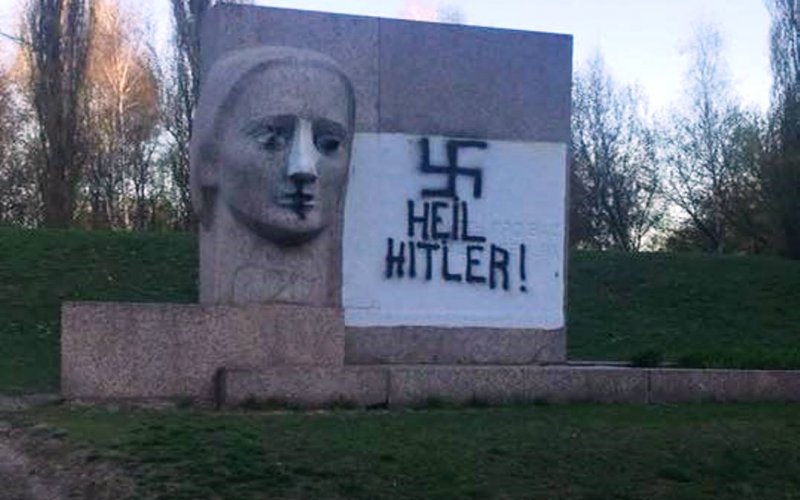 На памятнике Скорбящей матери в Полтаве написали: "Хайль Гитлер" (фото)