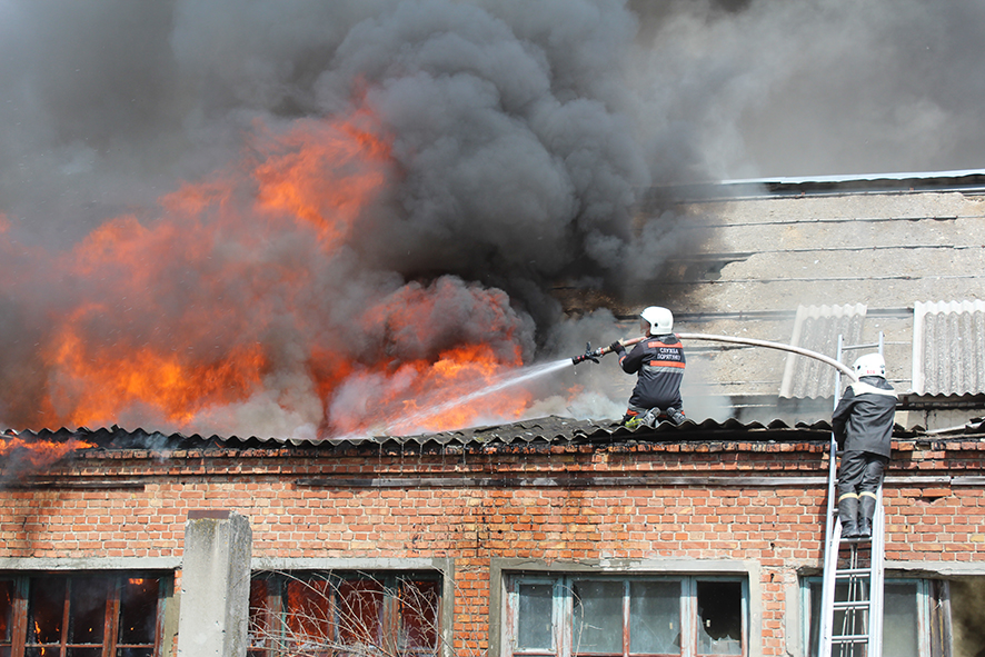 В Сети появились фото и видео масштабного пожара в Полтаве