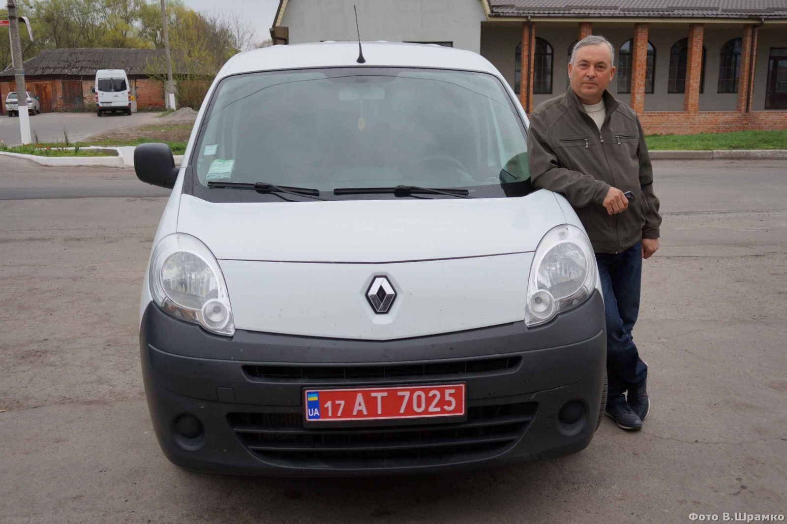 Коммунальщикам Лохвицы купили автомобиль Renault Kangoo (фото)