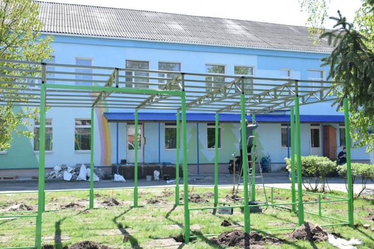 На Полтавщине строят летний павильон для малышей (фото)