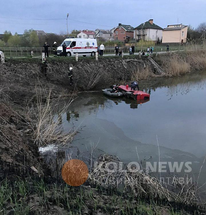 В Полтаве автомобиль упал в пруд (фото)
