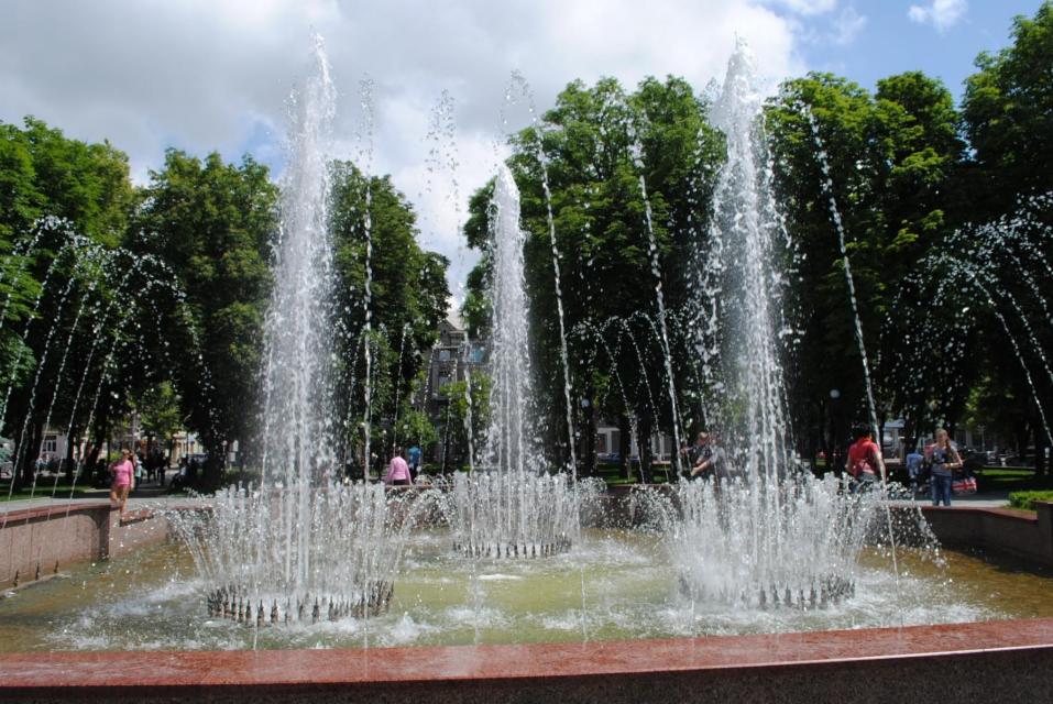 Вандалы разрушают фонтан в Кременчуге