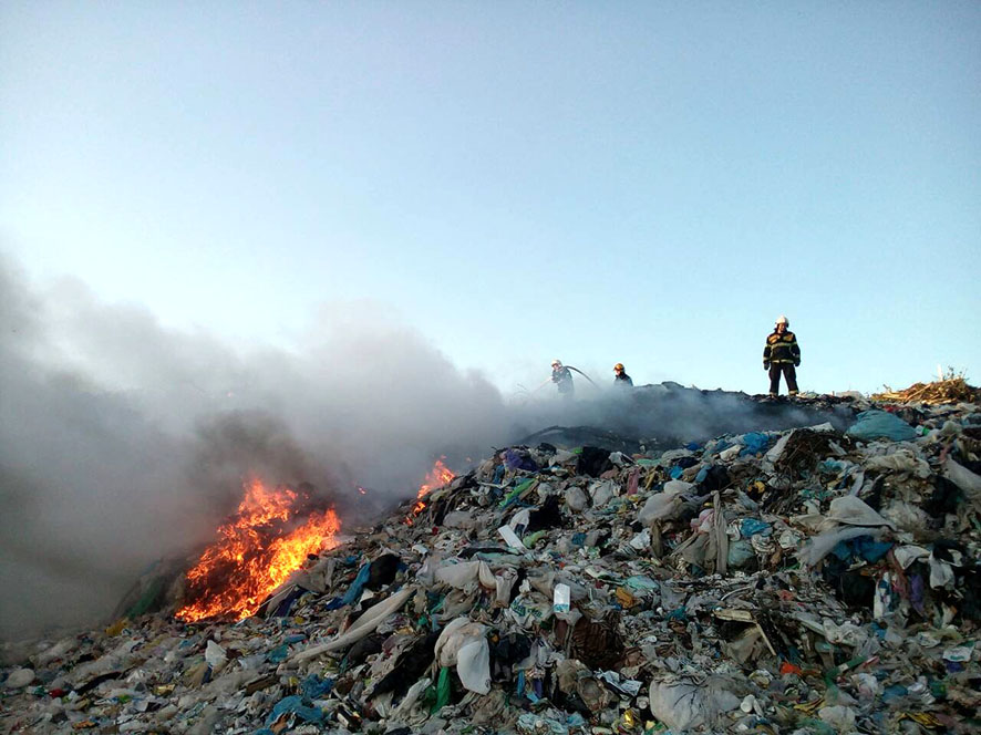Под Полтавой горит огромная мусорная свалка (фото)