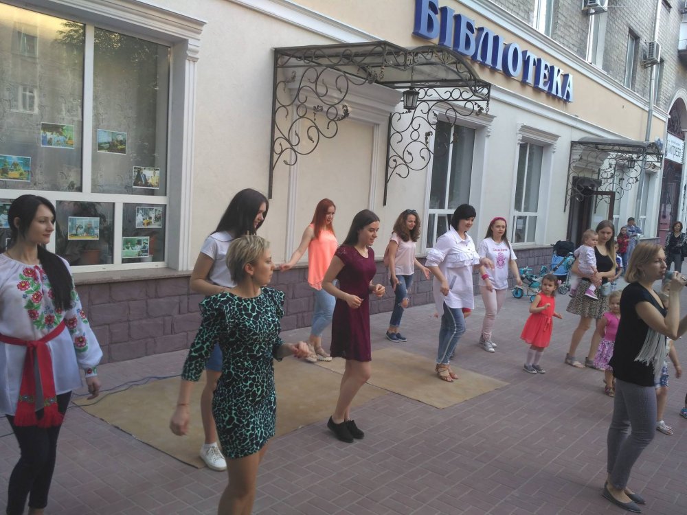 Кременчужане танцевали сальсу на улице