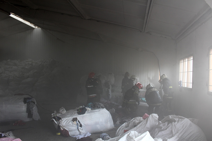 Десятки полтавских спасателей тушили пожар на складе секонд-хэнда