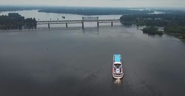 Как проходит круизный лайнер под мостом Кременчуга (видео)
