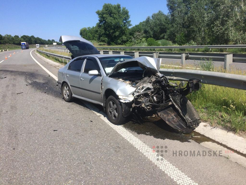Под Полтавой автомобиль влетел в отбойник (фото)