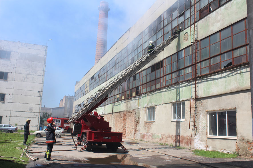 В Полтаве десятки пожарных боролись с огнем на заброшенном заводе (фото)