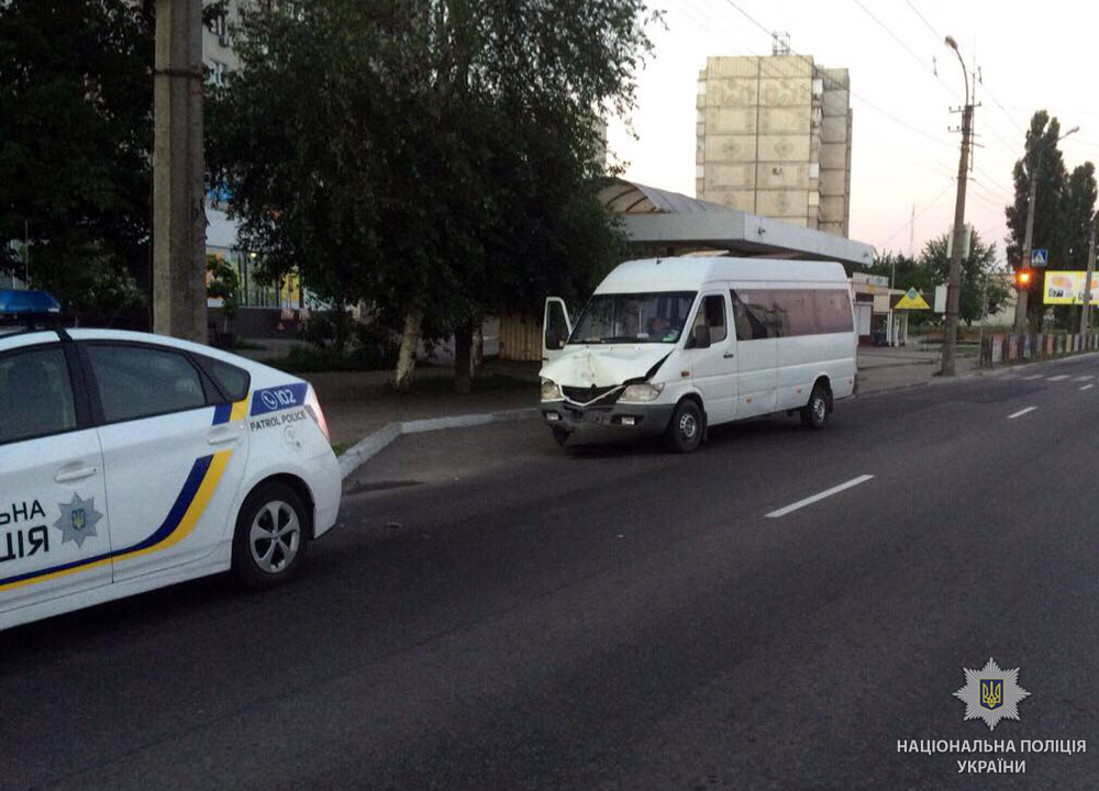 Микроавтобус врезался в столб: есть пострадавшие (фото)