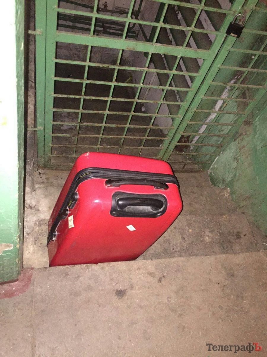 В подъезде многоэтажки нашли подозрительный красный чемодан (фото)