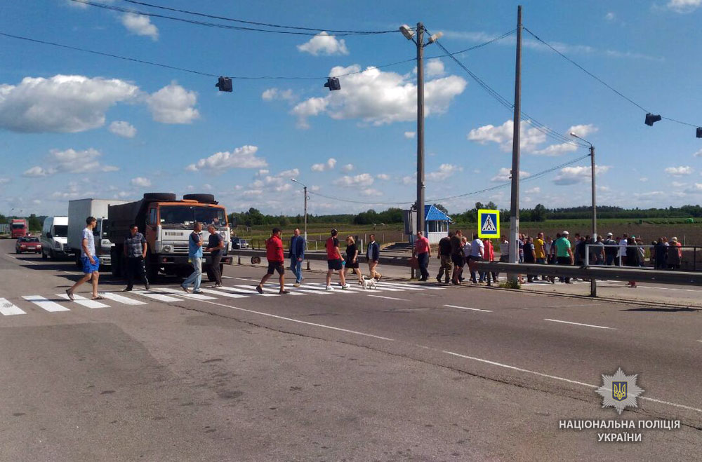 Жители сел перекрыли движение на трассе Киев-Харьков (фото)