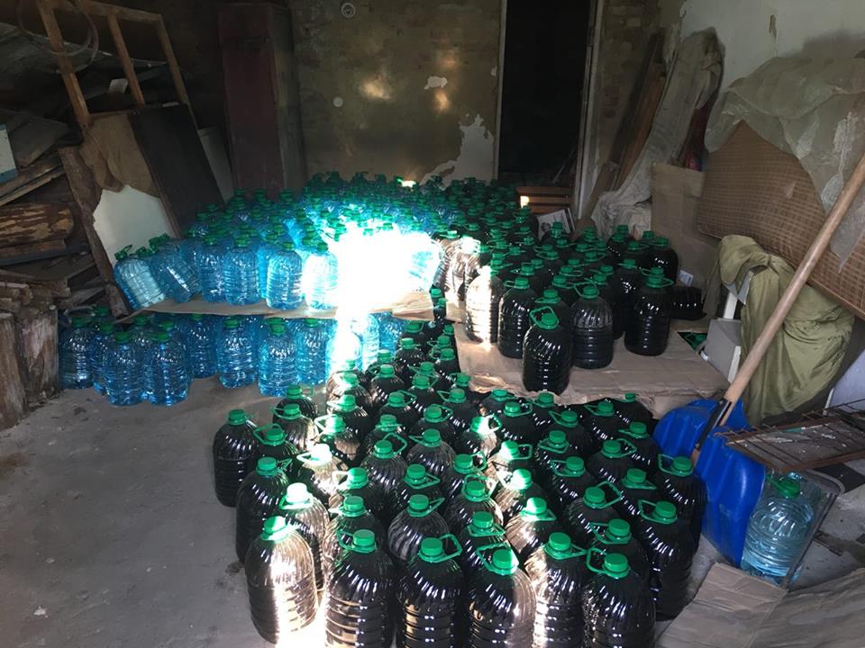 В Полтаве в гаражах изготавливали тысячи литров "паленого" алкоголя