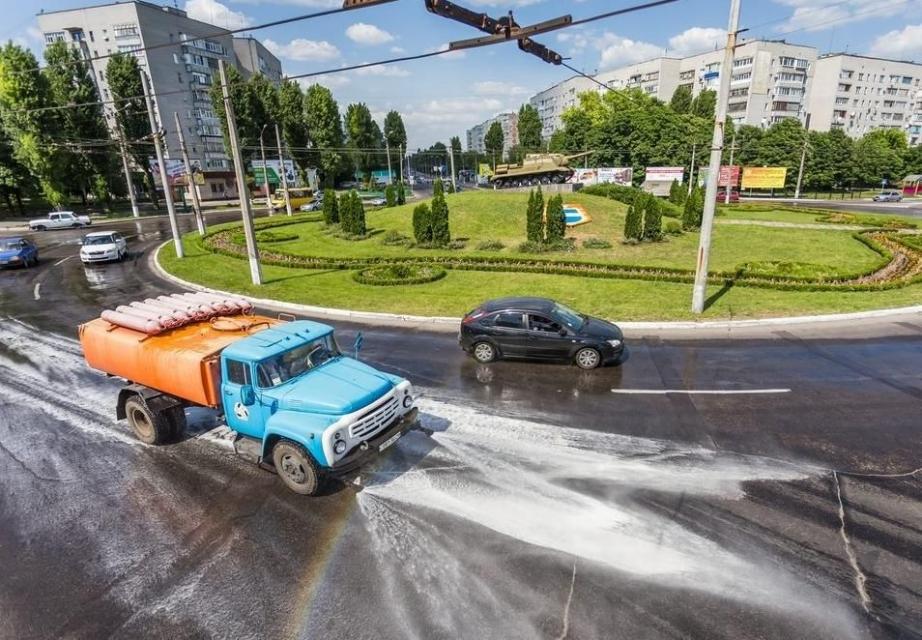 В Кременчуге начали поливать улицы