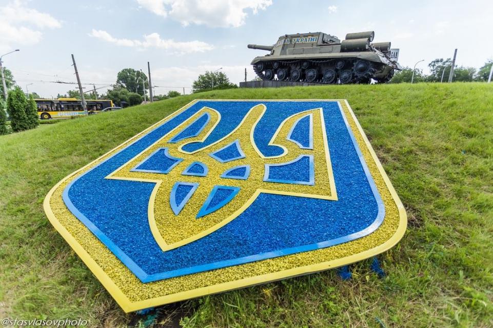 В Кременчуге установили большие гербы - Украины и города (фото)
