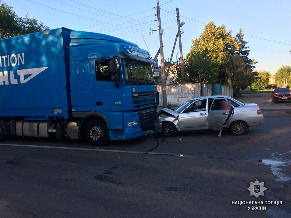 В Полтаве ВАЗ столкнулся с фурой: четверо пострадавших (фото)