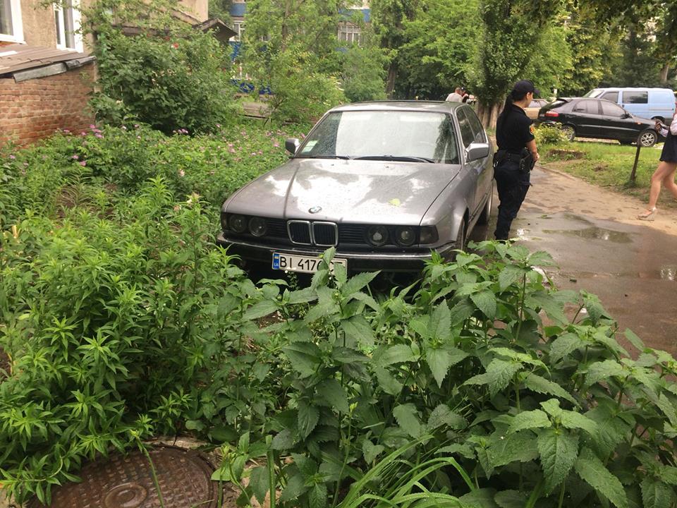 В Полтаве автомобиль влетел в клумбу (фото)