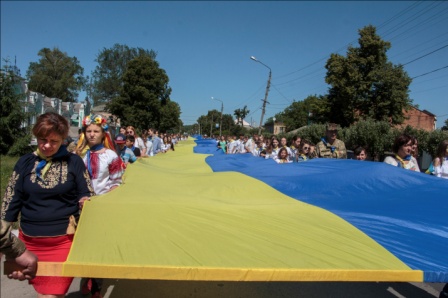 На Полтавщине пошили 102-метровый флаг Украины (фото)