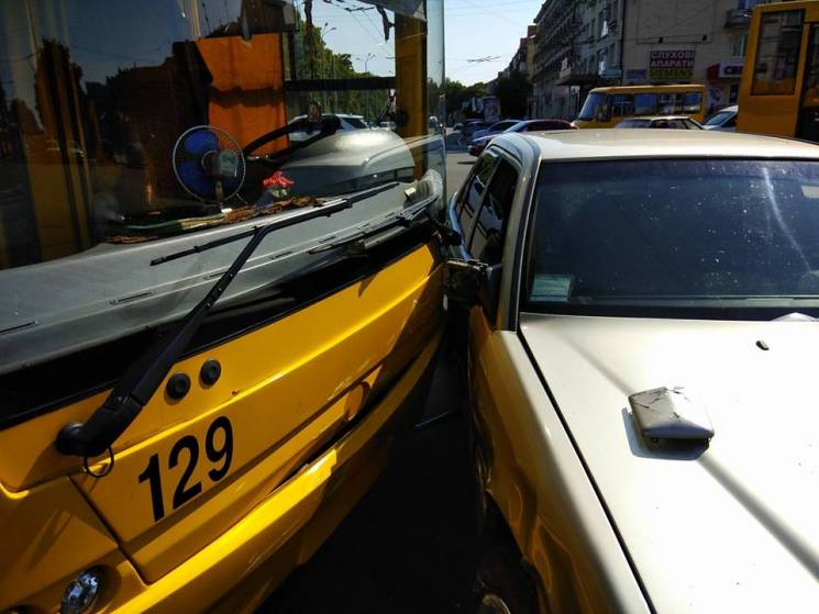 В Полтаве троллейбус попал в ДТП: пострадала девушка-подросток (фото)