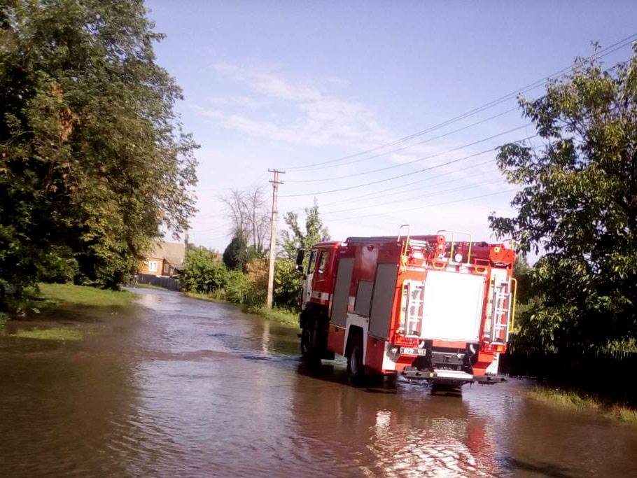 Непогода на Полтавщине: обесточены населенные пункты, затоплены дороги (фото)