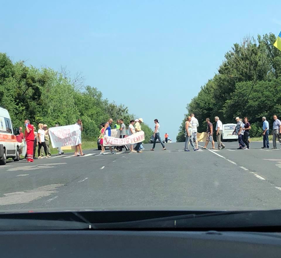 Под Полтавой жители перекрывали дорогу (фото)