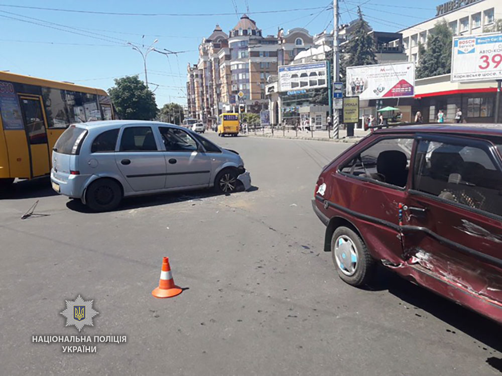 В Полтаве в ДТП попал автомобиль с годовалым ребенком (фото)
