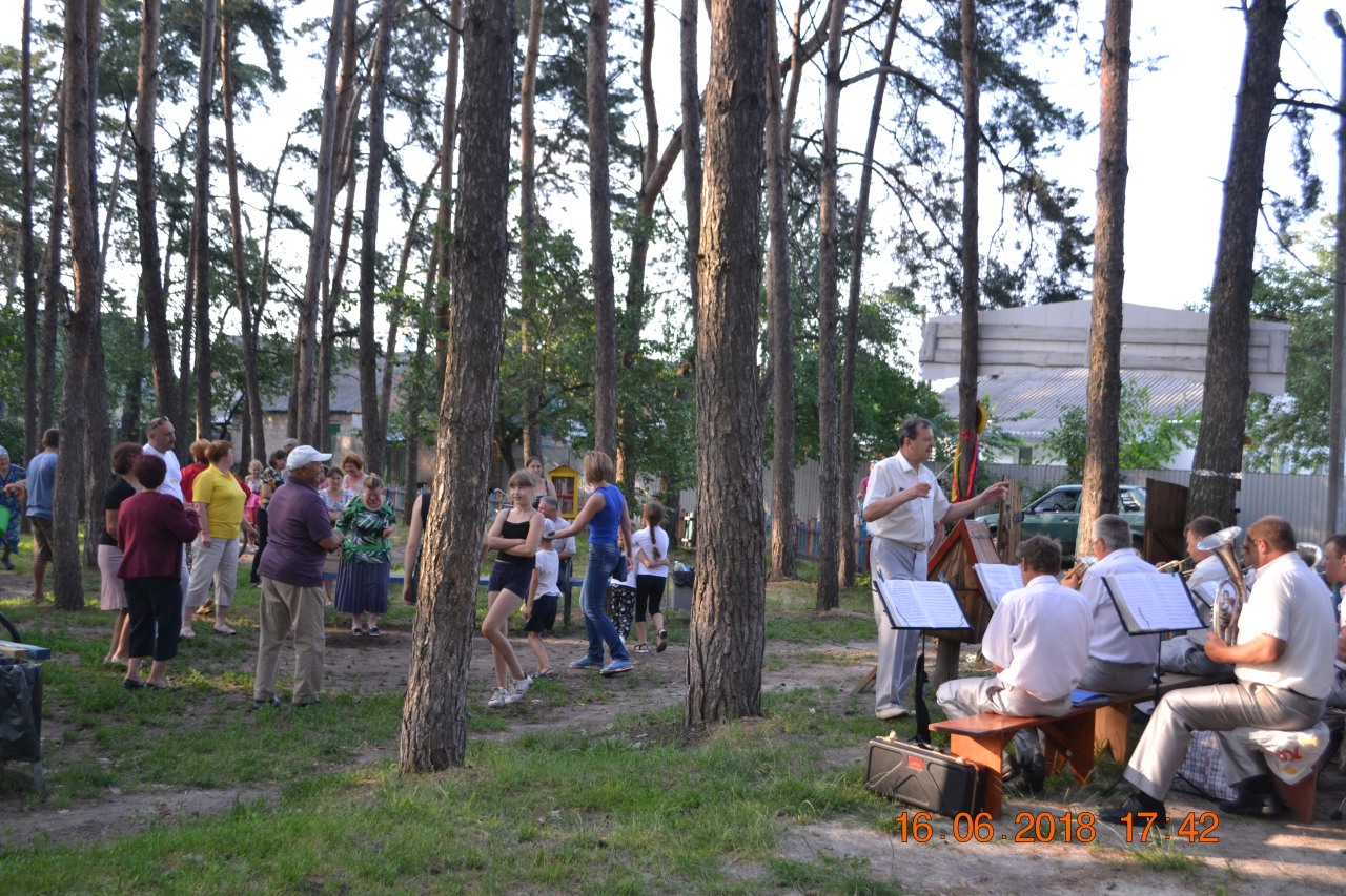 На Полтавщине оркестр играл в сосновом лесу (фото)